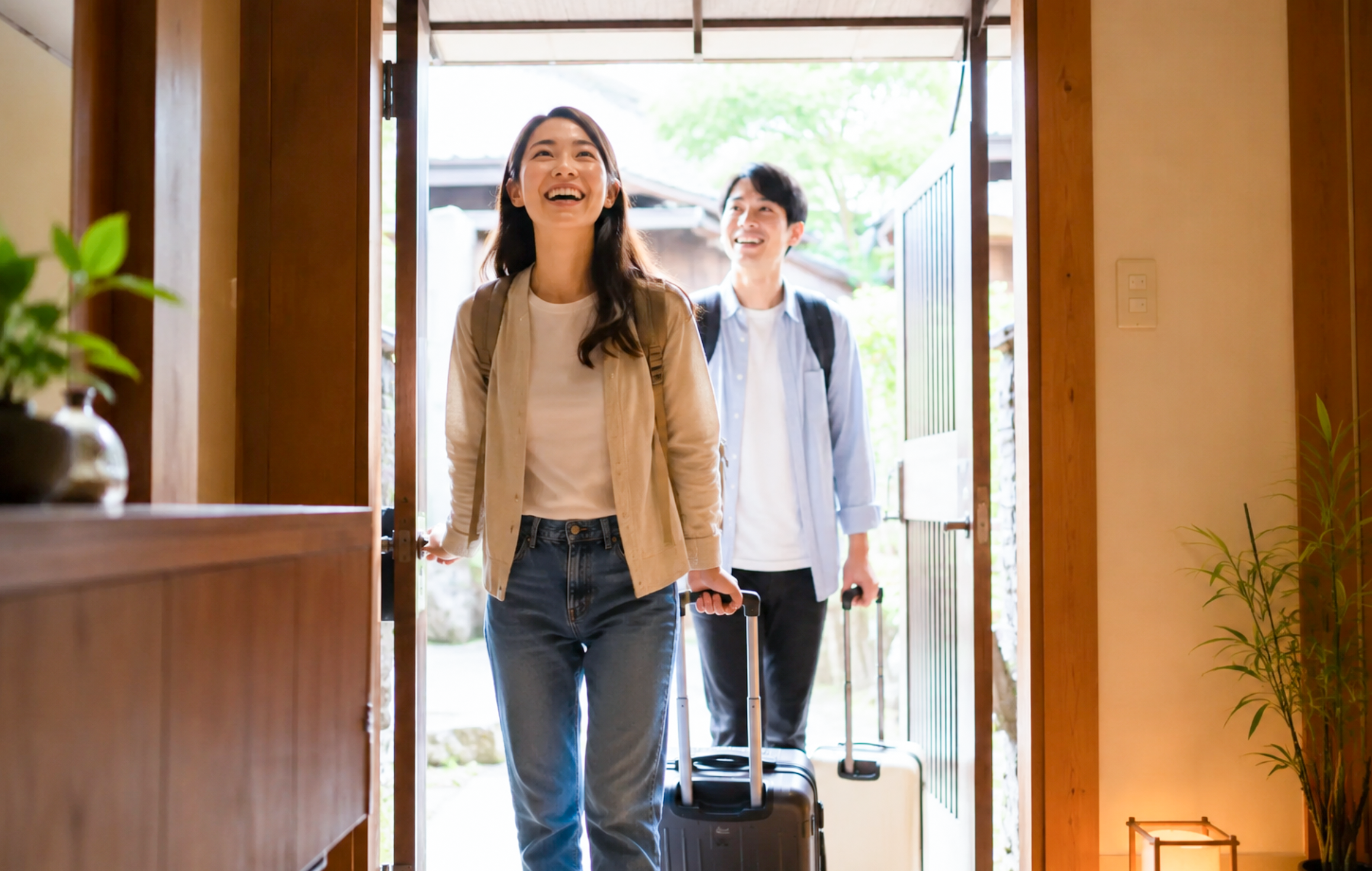 民泊に到着する宿泊者